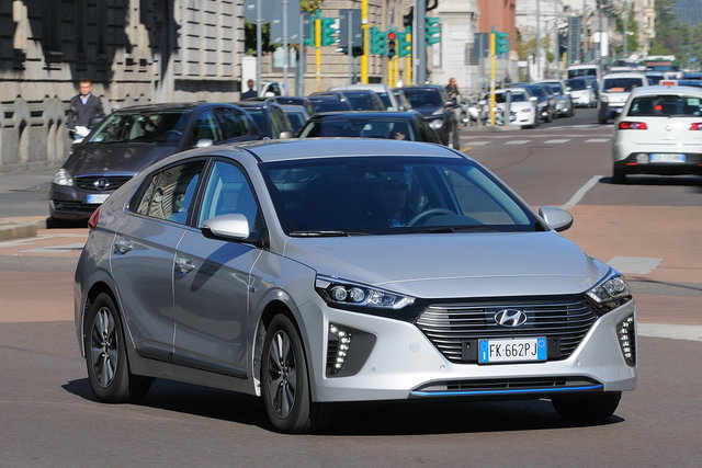 hyundai ioniq plug in 2017 11 35