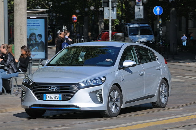 hyundai ioniq plug in 2017 11 39
