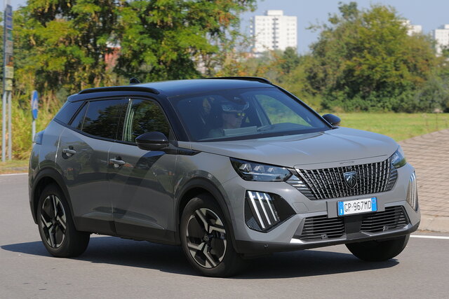 peugeot 2008 12 puretech gt eat8 prova 2023 11