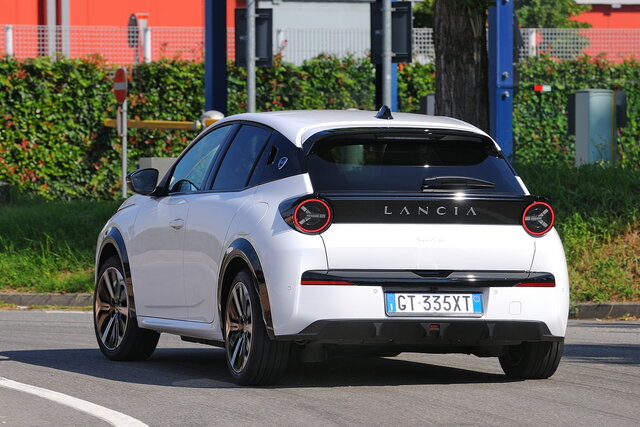 lancia ypsilon elettrica prova 2024 09 03