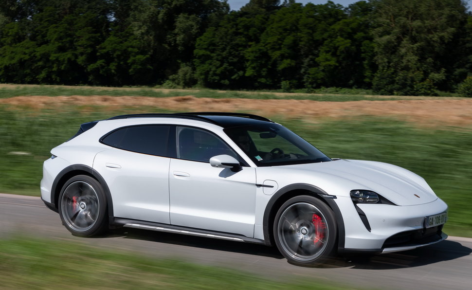 Porsche Taycan Cross Turismo prova scheda tecnica opinioni e dimensioni 4S alVolante
