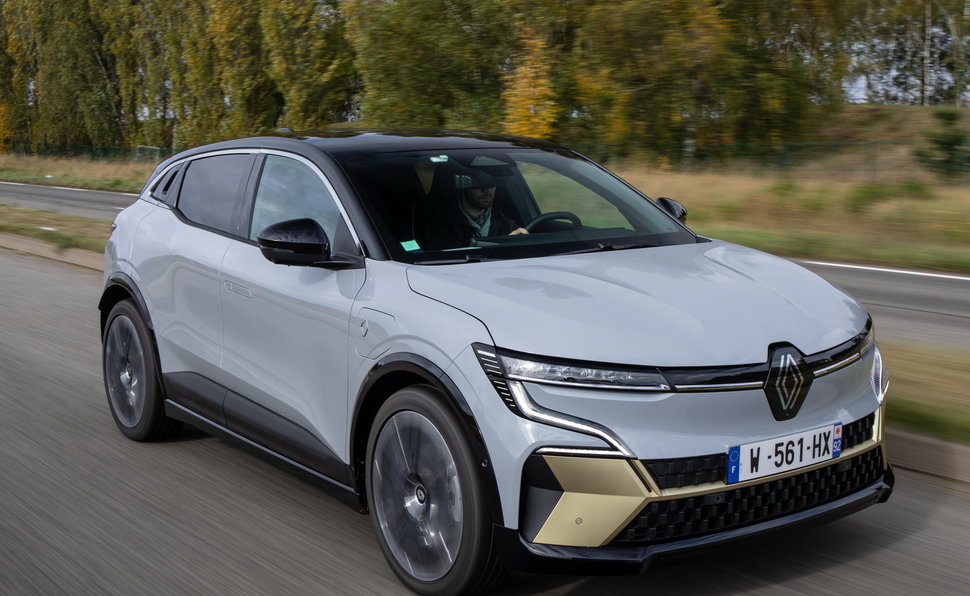 Renault Megane E Tech prova scheda tecnica opinioni e dimensioni EV60 Iconic alVolante