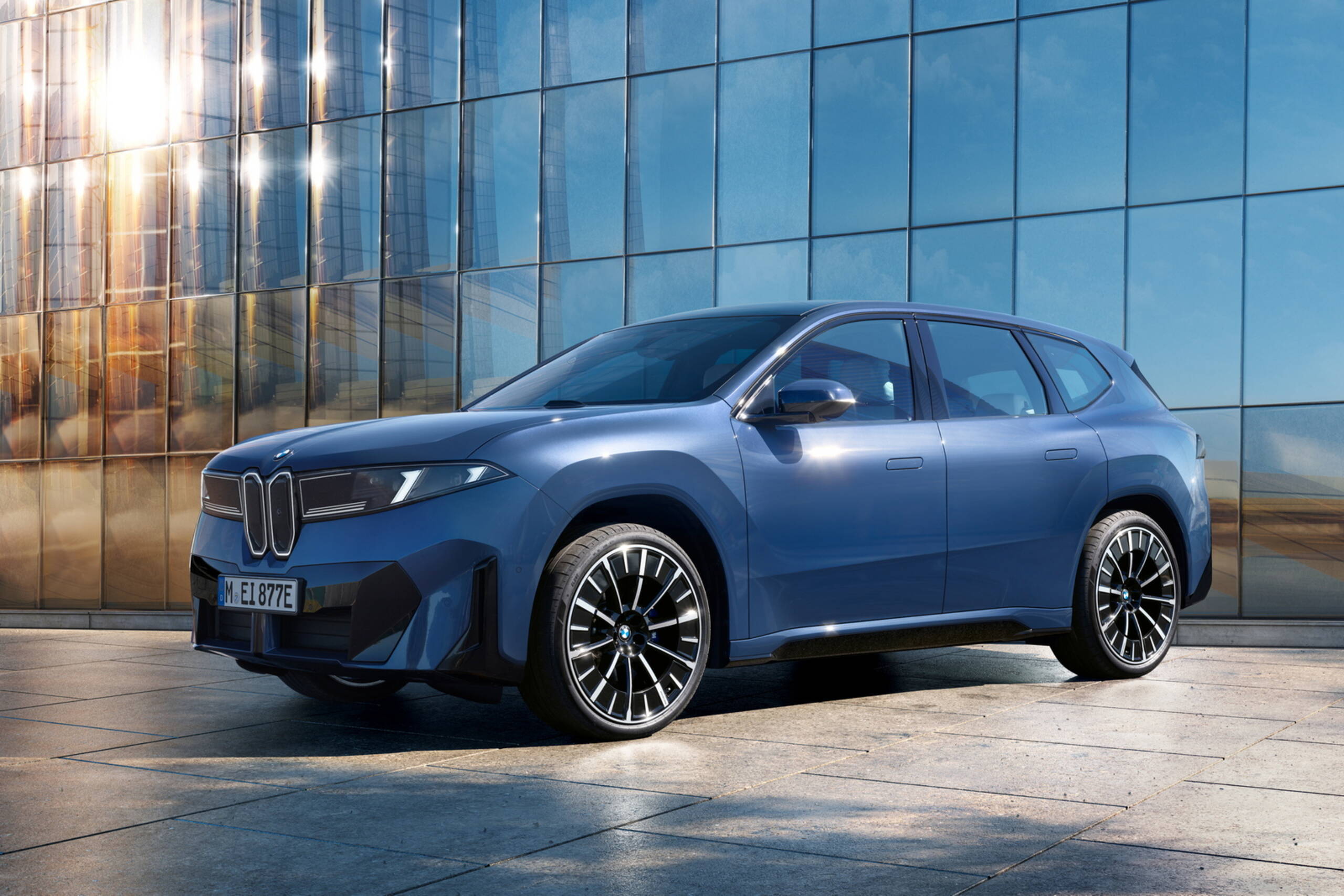 BMW iX3: look monolitico e interni hi-tech