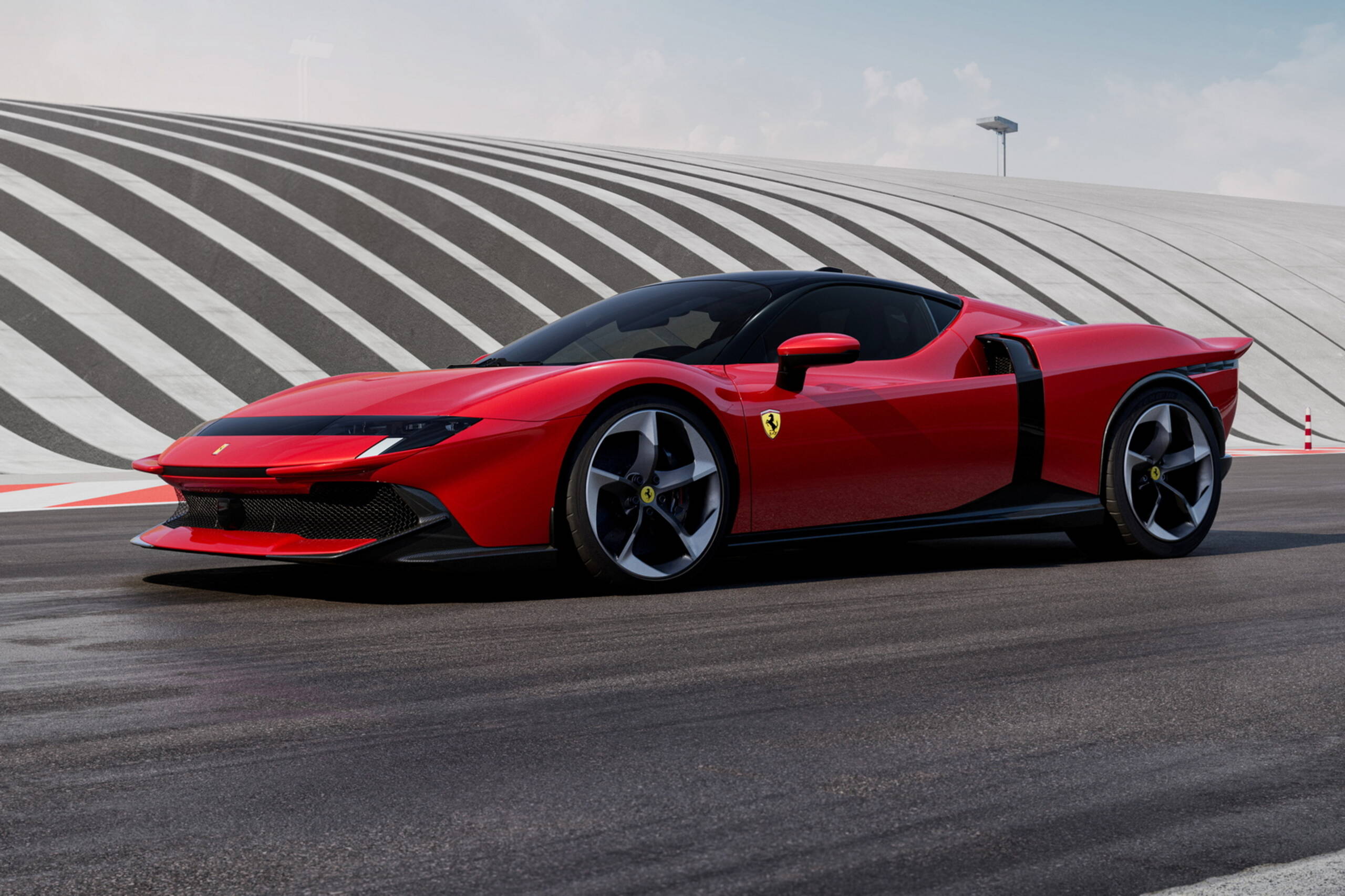 Ferrari 849 Testarossa: 1050 CV e un vestito “da gara”