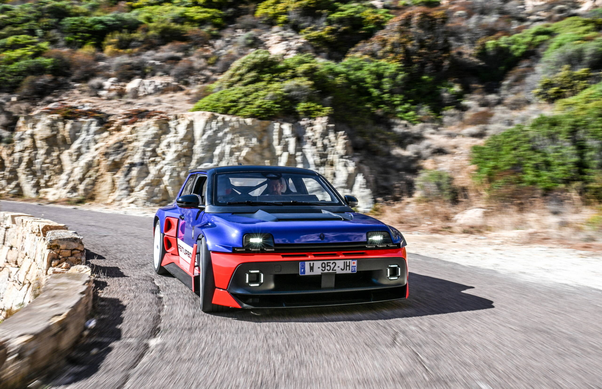La Renault 5 Turbo 3E si mostra su strada