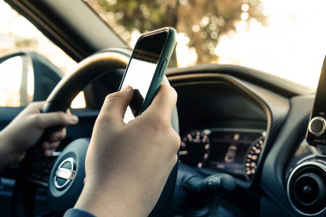 Si può usare lo smartphone in auto fermi al semaforo?