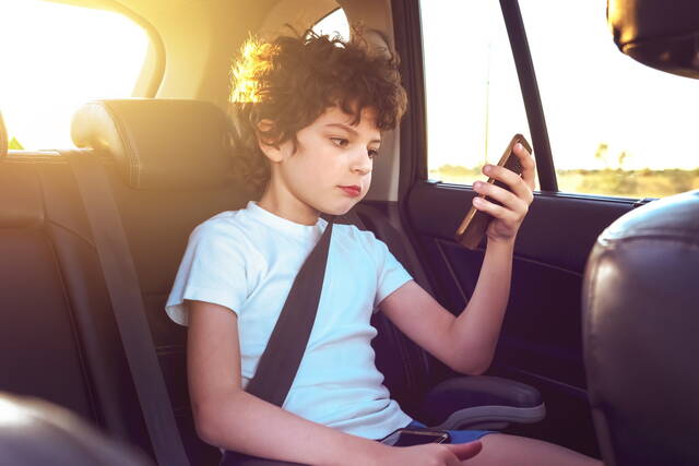 bambino smartphone shutterstock 2521409811