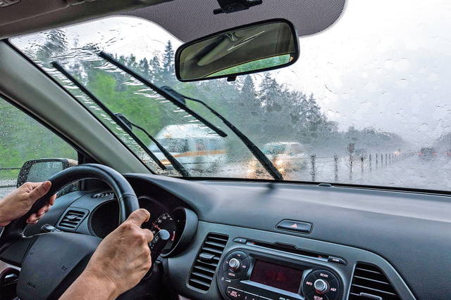 Guidare l&#039;auto sul bagnato: i consigli utili