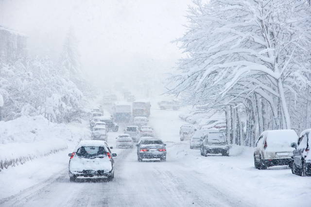 Cosa fare per guidare senza rischi su neve o ghiaccio