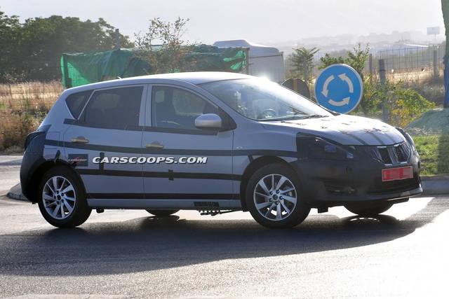Su strada l’erede della Nissan Almera