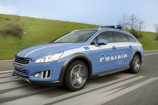 Paura sulla A7, automobilista contromano per 25 km