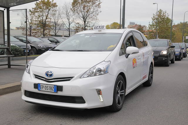 La Lombardia “bacchetta” i suoi taxisti