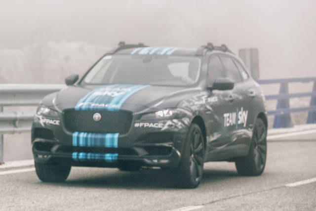 La Jaguar F-Pace si svela a colpi di pedale