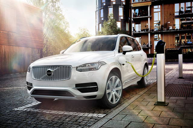 Dalla Volvo un appello per uno standard di ricarica