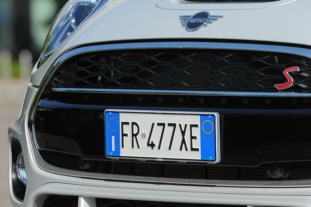 Le targhe delle auto diventeranno "personali" e "portabili"