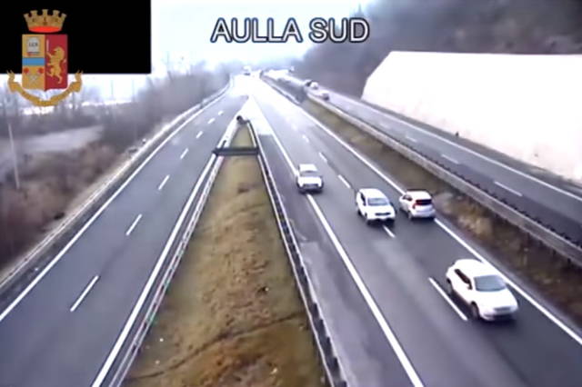 In contromano sull'autostrada: il video