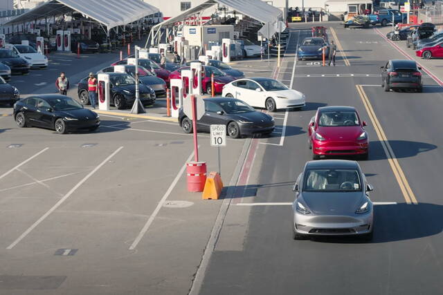 Le Tesla vanno da sole dalla fabbrica alla bisarca