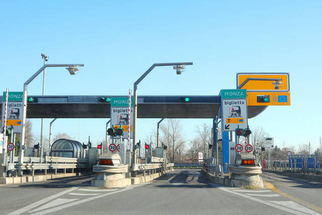 Retromarcia al casello: una manovra che può costare cara