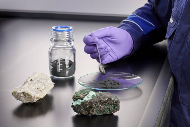 La Cina stringe le maglie delle terre rare: i costruttori di auto tremano