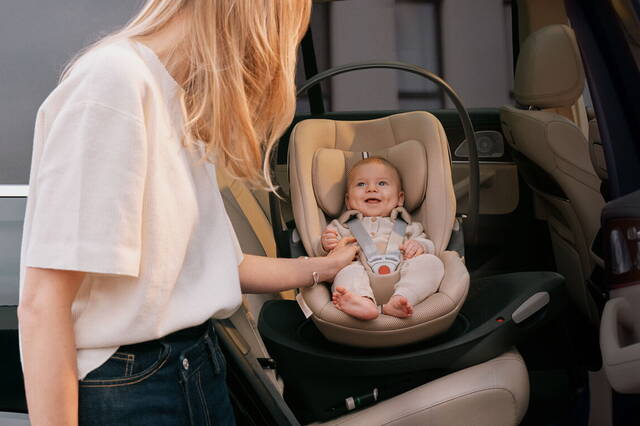 Bimbi in auto: genitori troppo negligenti