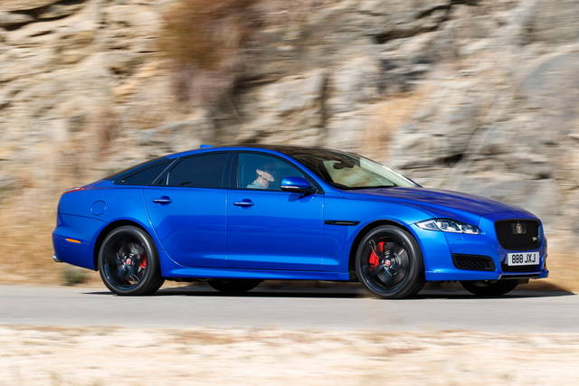 Jaguar XJR575, una limousine (quasi) da pista