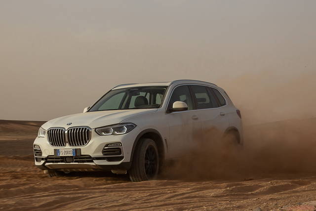 BMW X5: sul circuito di Monza, ma nel deserto