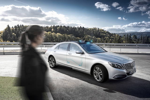 Dalla Mercedes l’auto che comunica con i pedoni