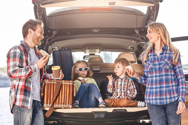 famiglia viaggio shutterstock 1328077007