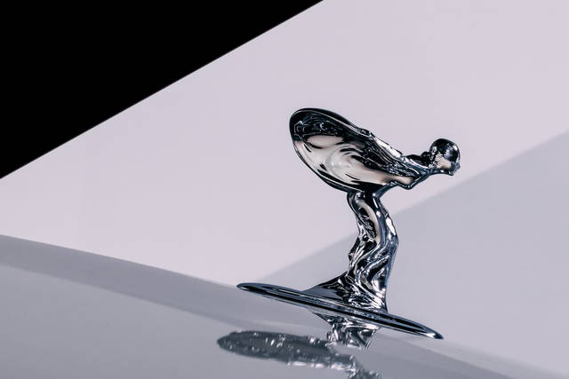 Rolls-Royce: lo Spirit of Ecstasy vola nel futuro