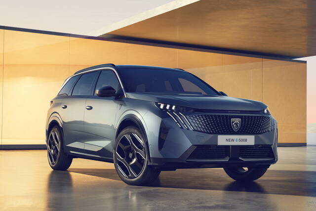 Peugeot 5008: sette posti, elettrica, ma non solo
