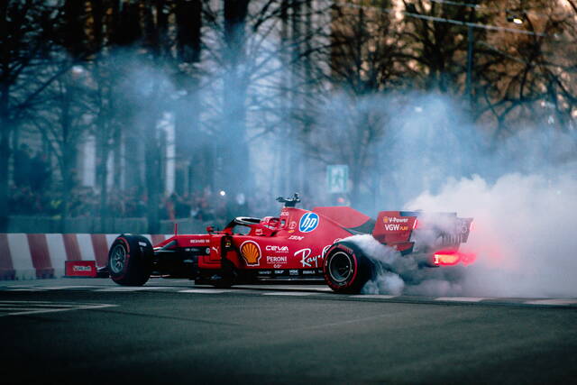 Grande festa per la Ferrari a Milano