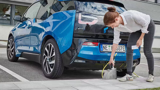 Ricarica delle auto elettriche: ora anche dal marciapiede