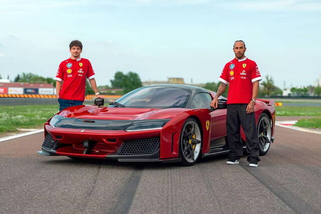 I piloti della Ferrari provano la F80