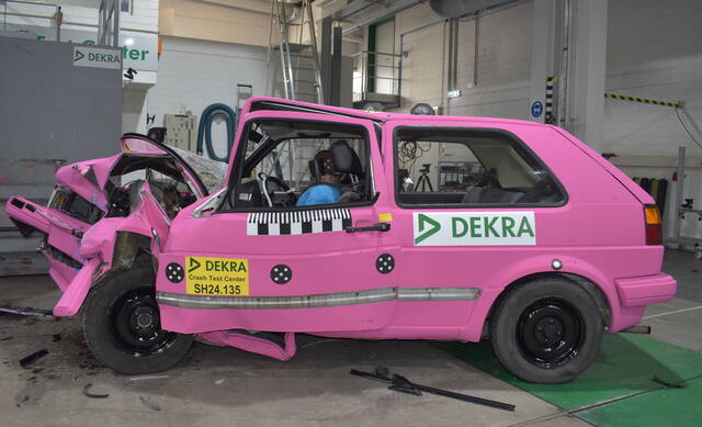 Il crash di test di un'auto di 40 anni fa: che disastro