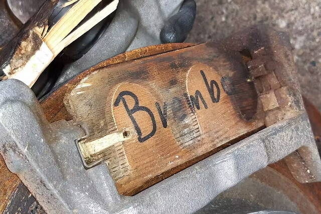 L&#039;auto con i freni di legno