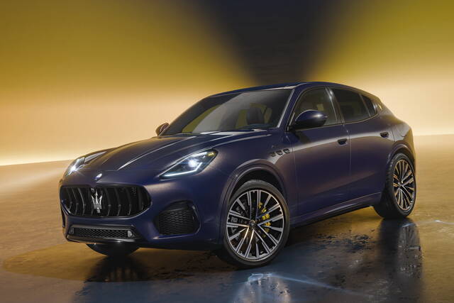 Una Maserati Grecale blu come la notte