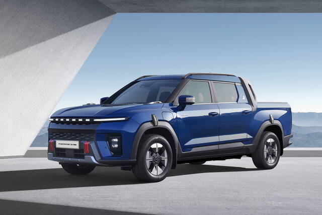 Il pick-up elettrico KGM Torres EVT arriva nelle concessionarie