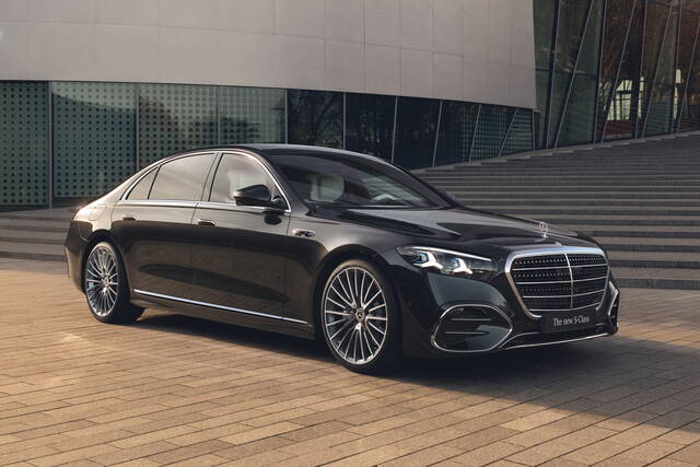 Mercedes Classe S: il restyling tra griglia illuminata, AI e motori V8