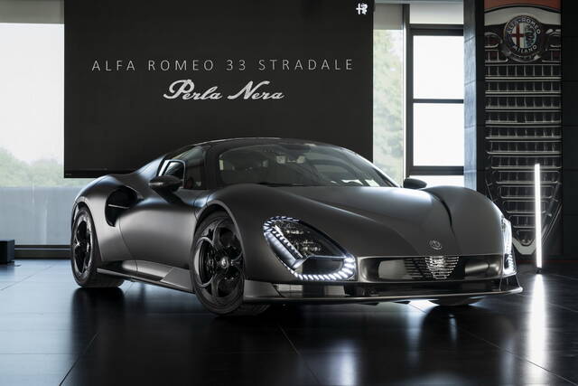 Alfa Romeo 33 Stradale Perla Nera: gioiello unico in fibra di carbonio a vista