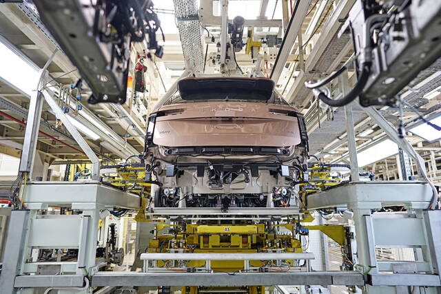 La macchina invisibile: viaggio nella filiera automobilistica, dalla miniera alla concessionaria