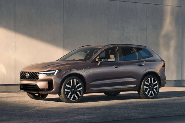 Volvo XC60: più autonomia per le plug-in con il nuovo restyling