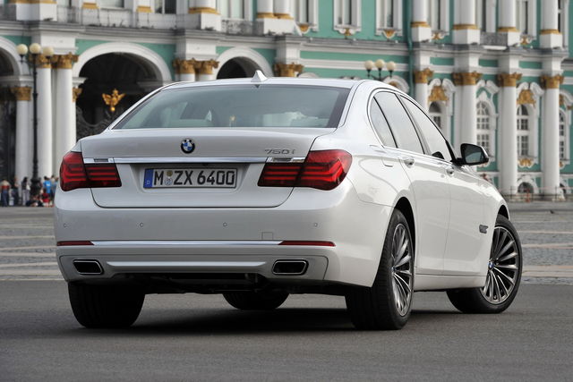 Nuovi motori e più tecnologia per la BMW Serie 7 