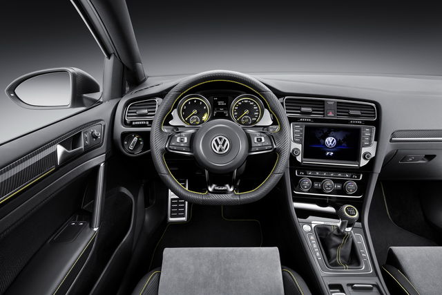 La Volkswagen Golf R400 Mostra I Muscoli