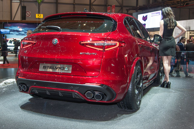 Alfa Romeo Stelvio Bagno Di Folla A Ginevra