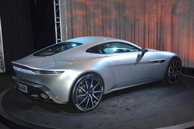 Aston Martin Vantage vs DB10