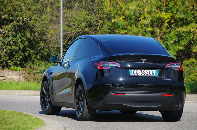 tesla-model-y-2021-10_01.jpg?itok=U9_imU