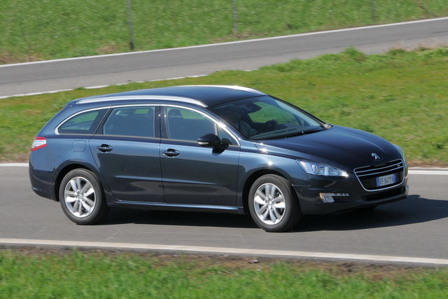 Dal SUV urbano all'ammiraglia sportiva: i test drive dei nuovi Peugeot E- 2008, 3008 e 508 SE