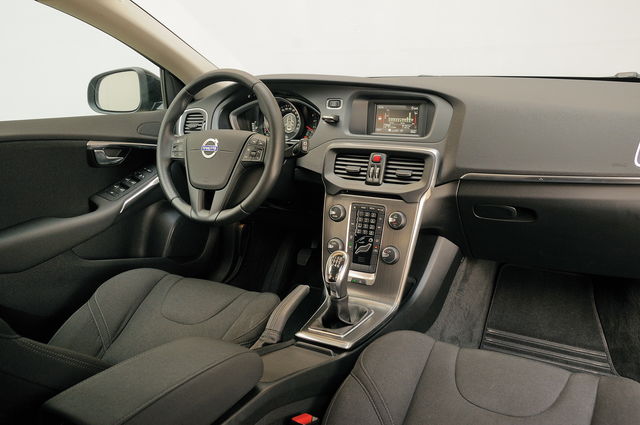 volvo-v40-d2_20.jpg?itok=2LXJt3e4