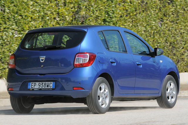 Prova Dacia Sandero scheda tecnica opinioni e dimensioni 1.2 16V Lauréate  GPL 