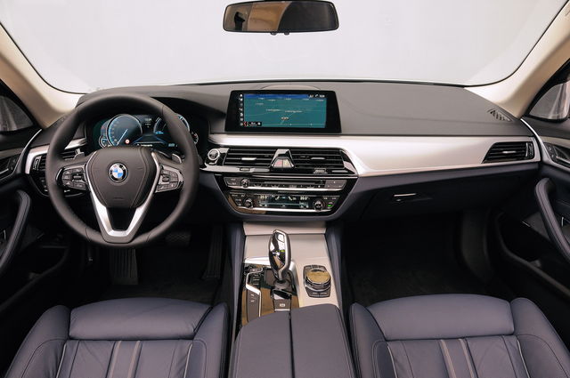 BMW Serie 5 2023: interni, tecnologia, monitor, spazio